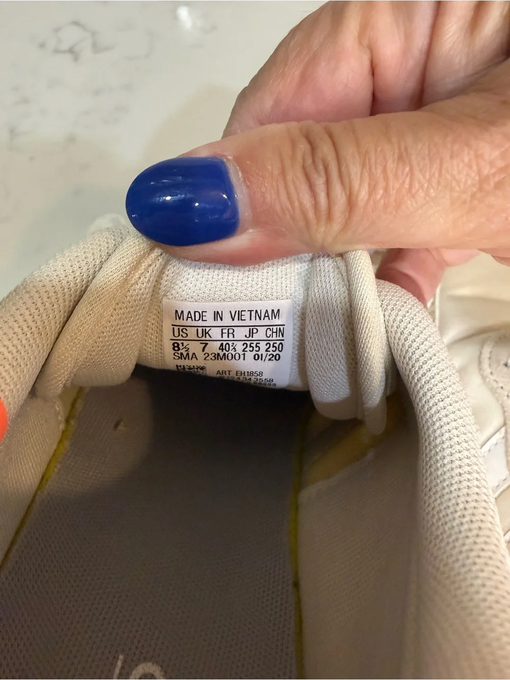 Adidas Retrorun White Signal Coral Women’s Sneakers size 8.5